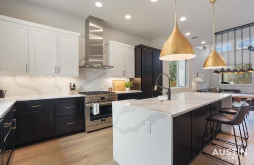 Dawson Casa | Luxurious Modernism with Private Hot Tub and Garage