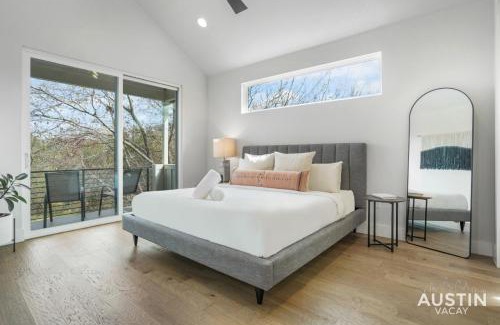 Dawson Casa | Luxurious Modernism with Private Hot Tub and Garage