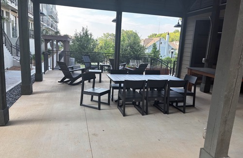 Westside Casa | Luxurious multilevel bungalow in the heart of bustling West Midtown Atlanta.