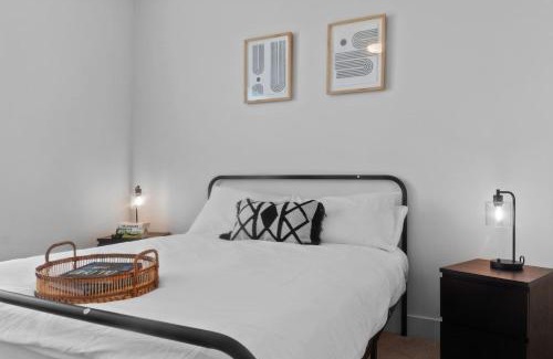 West Oak Hill Apartamento | Luxurious New Unit 1Bd1Ba Pool Golf Sim