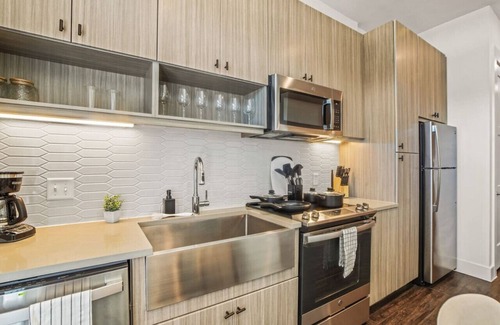 West Oak Hill Apartamento | Luxurious New Unit|Studio2Ba|Pool, Golf Sim