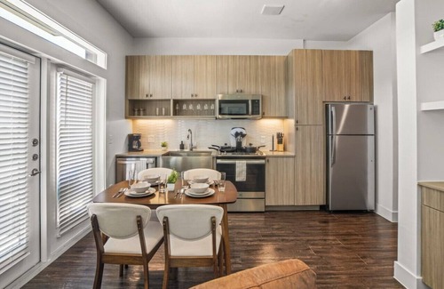 West Oak Hill Apartamento | Luxurious New Unit|Studio2Ba|Pool, Golf Sim