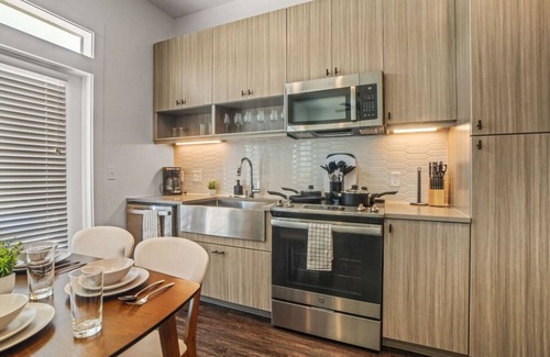 West Oak Hill Apartamento | Luxurious New Unit|Studio2Ba|Pool, Golf Sim