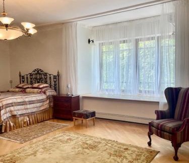 Yavory Apartamento | Luxurious Oasis: Exquisite Apartment with Garden, Terrace, and Stylish Amenities