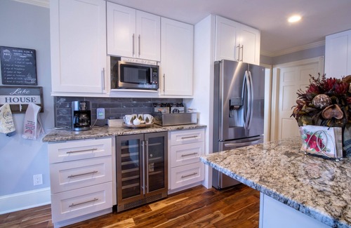 Buford Casa | Luxurious Oasis over Lake Lanier Islands & Margaritaville! Hot Tub! Boat Dock!