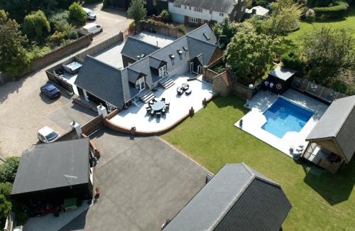 Deal Casa | Luxurious oasis relax 32c pool, jacuzzi games bar