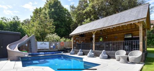 Deal Casa | Luxurious oasis relax 32c pool, jacuzzi games bar