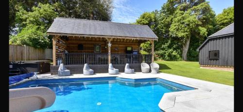Deal Casa | Luxurious oasis relax 32c pool, jacuzzi games bar