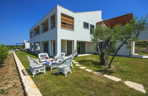 Butkovici Villa | Lujoso oasis rodeado de olivares y viñedos, piscina climatizada
