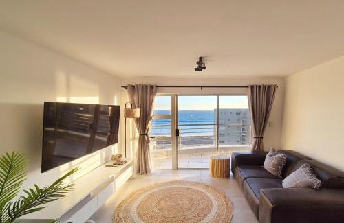 Bloubergstrand Apartamento | Luxurious Ocean View Beachfront Apartment