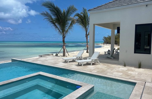 Alice Town Casa | Luxurious Oceanfront 8-bedroom estate with private beach in Bimini Bahamas