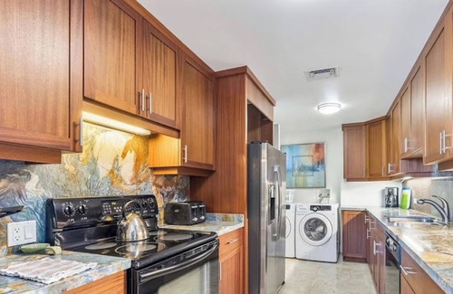 Kuliouou - Kalani Iki Condominio | Luxurious Oceanfront Escape in Kahala – Pool, Gym & Paradise Views