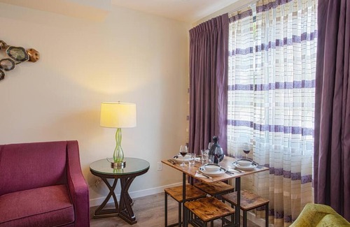Bankers Hill Apartamento | Luxurious One Bedroom Suite with Balboa Park View