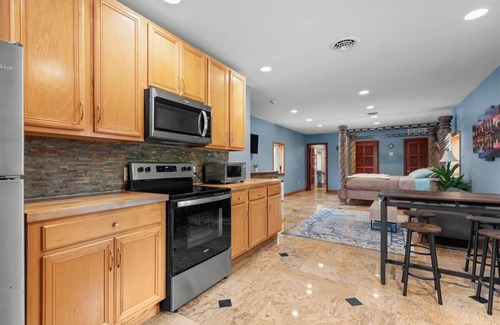 Grosse Ile Casa | Luxurious Private Pool & Hot Tub!