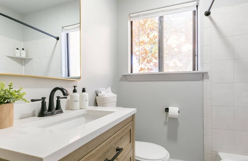 Bridgeport Casa | Luxurious & peaceful home, perfect location! 5 min from everything.