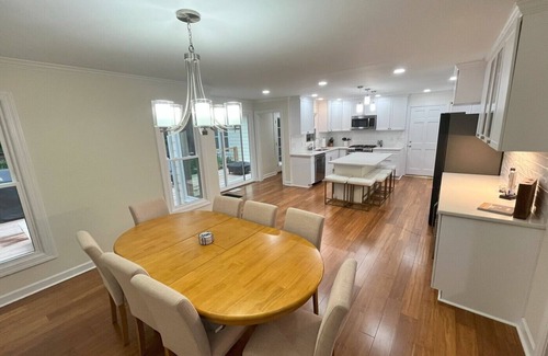 Northwest Raleigh Casa | Luxurious, Pet-Friendly, 6-bed home near RDU and North Hills w/ 2-car garage