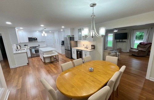 Northwest Raleigh Casa | Luxurious, Pet-Friendly, 6-bed home near RDU and North Hills w/ 2-car garage