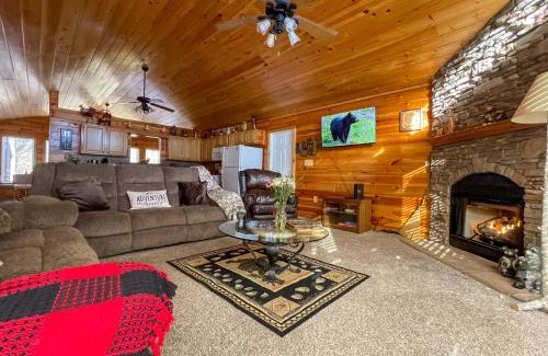 Gatlinburg - Pigeon Forge Chalet De Esquí | Luxurious Pigeon Forge Cabin, w/HotTub, EasyDrive, Arcade Game, Panoramic Views