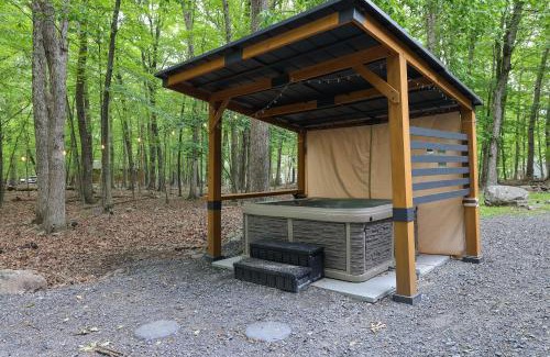 East Stroudsburg Apartamento | Luxurious Poconos Retreat - Hot Tub, Sauna, Games