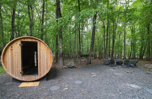 East Stroudsburg Apartamento | Luxurious Poconos Retreat - Hot Tub, Sauna, Games