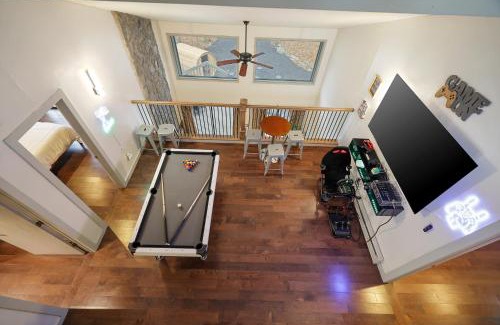 East Stroudsburg Apartamento | Luxurious Poconos Retreat - Hot Tub, Sauna, Games