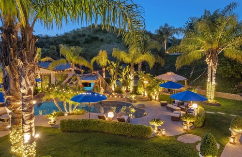 Castaic Casa | Luxurious Pool Resort Style Gated Estate - sleeps 14 - 5 bedrooms 4.5 bath