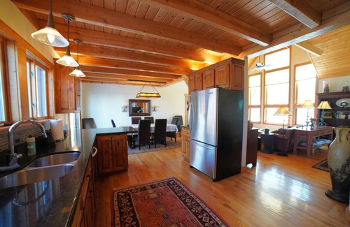 Victor Casa | Luxurious Private Mountain Retreat w/Hot Tub + Sauna
