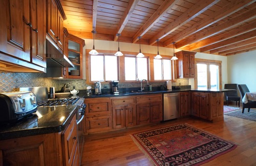 Victor Casa | Luxurious Private Mountain Retreat w/Hot Tub + Sauna