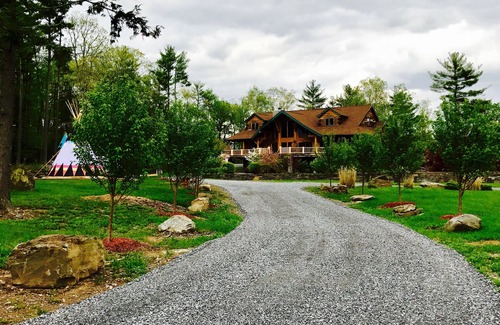Saugerties Casa | Lujoso, privado Mtn Estate- Cerca de Woodstock en 14 acres con piscina y jacuzzi