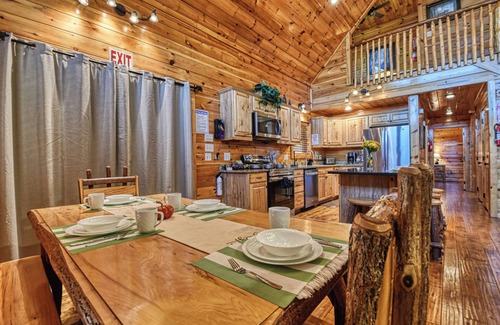 Gatlinburg - Pigeon Forge Cabina | PIGEON FORGE! 4BR / 3. 5 BA. Duerme 10! Bañera de hidromasaje! ¡BONITO!