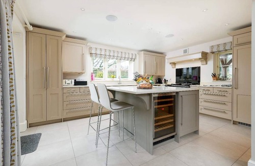Woolhope Casa | Luxurious property with downstairs bedroom and wet room,large garden,games room