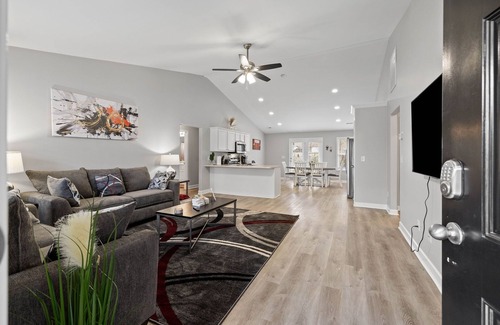 Spring Hill Casa | Luxurious Ranch Style Modern 3BR 2 Bath home!