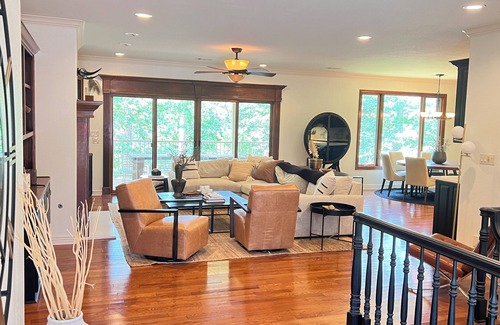Mid America Casa | Luxurious Relaxation on Lake Hamilton