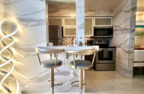 North Bay Village Apartamento | Luxurious remodeled direct Waterfront apartment with Miami skyline view and outdoor terrace Free parking 5min drive to Miami Beach