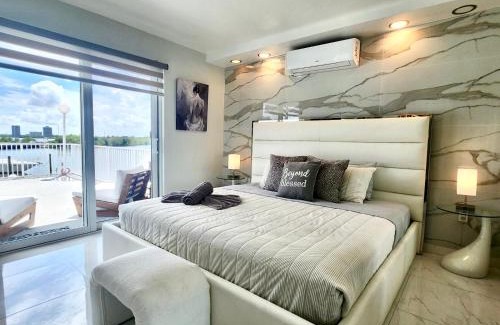 North Bay Village Apartamento | Luxurious remodeled direct Waterfront apartment with Miami skyline view and outdoor terrace Free parking 5min drive to Miami Beach