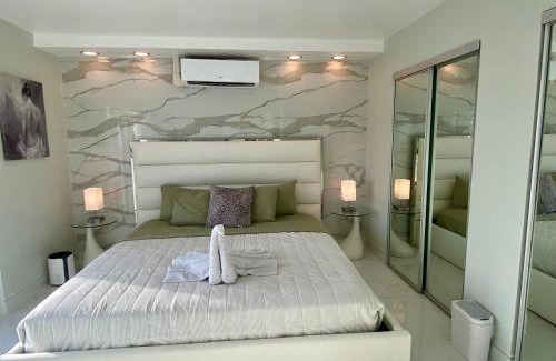North Bay Village Apartamento | Luxurious remodeled direct Waterfront apartment with Miami skyline view and outdoor terrace Free parking 5min drive to Miami Beach