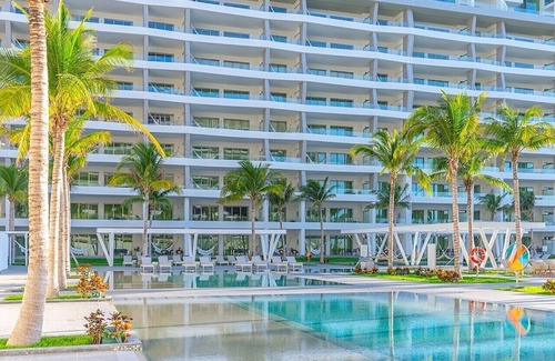 Playa Mujeres Complejo | Luxurious Resort 3 Bedroom Penthouse Loft; Beach & Ferry access to Isla Mujeres