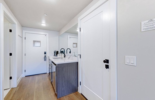 Park City Apartamento | Luxurious resort studio with pool, hot tub, ski shuttle + rolling foothill views