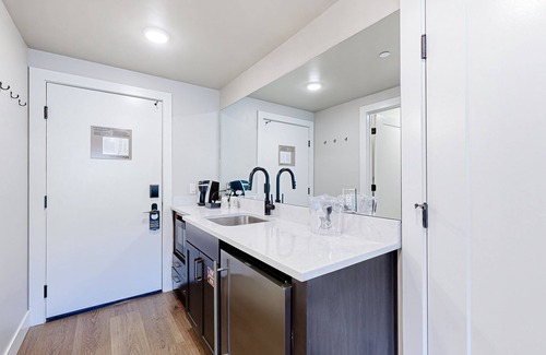 Park City Apartamento | Luxurious resort studio with pool, hot tub, ski shuttle + rolling foothill views