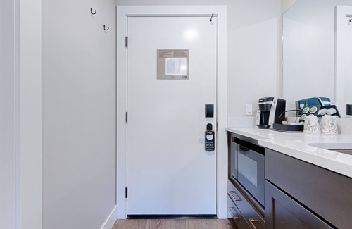 Park City Apartamento | Luxurious resort studio with pool, hot tub, ski shuttle + rolling foothill views