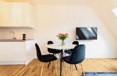 Weißgerber Apartamento | ♛Luxurious Retreat | Mins to City Center + Balcony