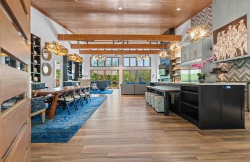 Mid America Casa | Luxurious Retreat! Private Creek View, Hot-tub, Pool