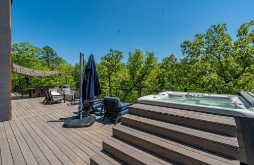 Mid America Casa | Luxurious Retreat! Private Creek View, Hot-tub, Pool