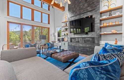 Mid America Casa | Luxurious Retreat! Private Creek View, Hot-tub, Pool
