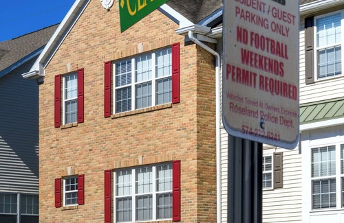 Roseland Condominio | Luxurious Retreat Right Next to the University of Notre Dame – Sleeps 20+!