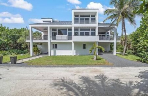 Summerplace Casa | Luxurious Retreat At The Whispering Palms