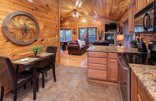 Hemlock Hills Cabina | Inmaculada cabaña de Gatlinburg en una ubicación ideal: privada / romántica / WiFi / bañera de hidromasaje