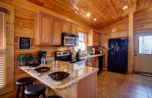 Hemlock Hills Cabina | Inmaculada cabaña de Gatlinburg en una ubicación ideal: privada / romántica / WiFi / bañera de hidromasaje