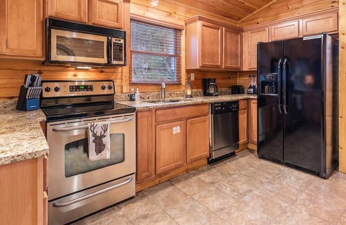 Hemlock Hills Cabina | Inmaculada cabaña de Gatlinburg en una ubicación ideal: privada / romántica / WiFi / bañera de hidromasaje