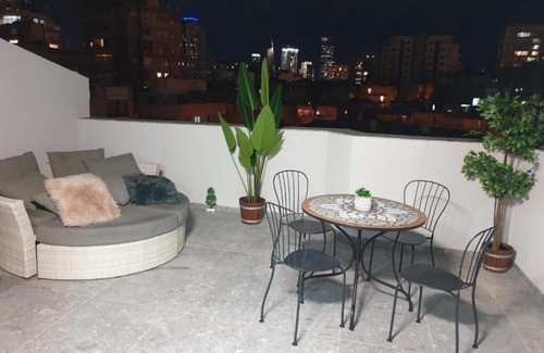 Ramat Gan Apartamento | Luxurious rooftop 2 bedrooms+terrace apartment suitable for a couples / families